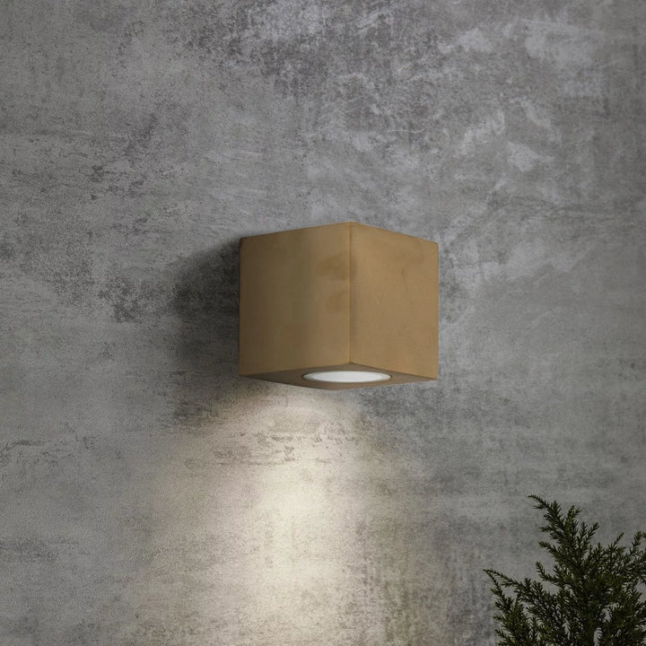 Buitenlamp messing vierkant sfeerbeeld, sfeervolle wandlamp met een luxe uitstraling.