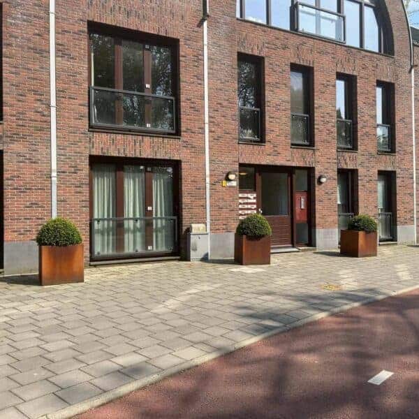 Cortenstaal bloembakken op maat gemaakt, duurzaam en stijlvol voor elke tuin of terras.